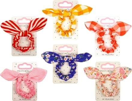 Coloridos scrunchies con cinta para darle un toque dulce a tu cabello